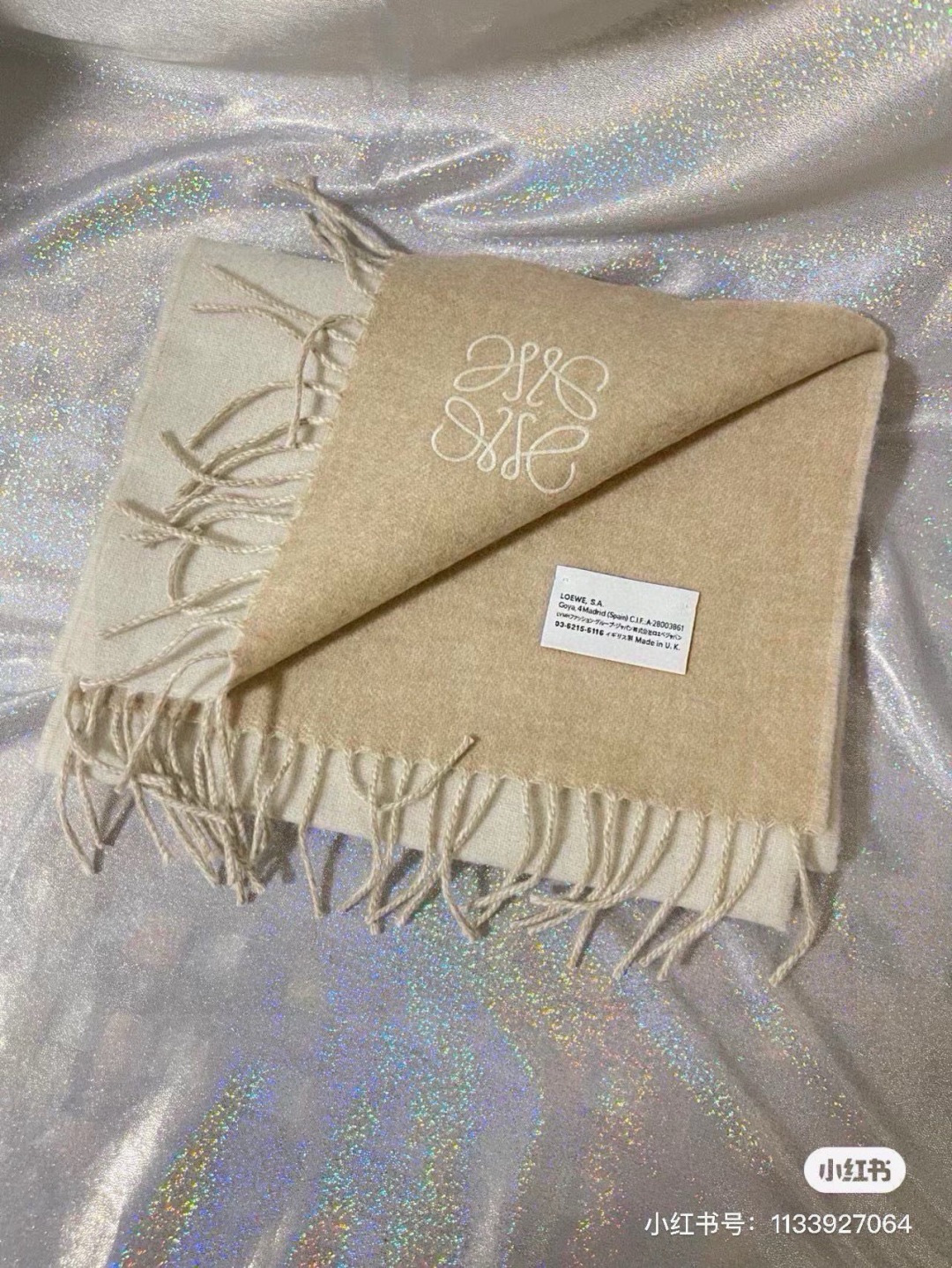 没见过吧，很少有人在柜里见过这条围巾😳当时发售的时候内地给的就特别少，原版是客户在日本中古店买到的❗所以