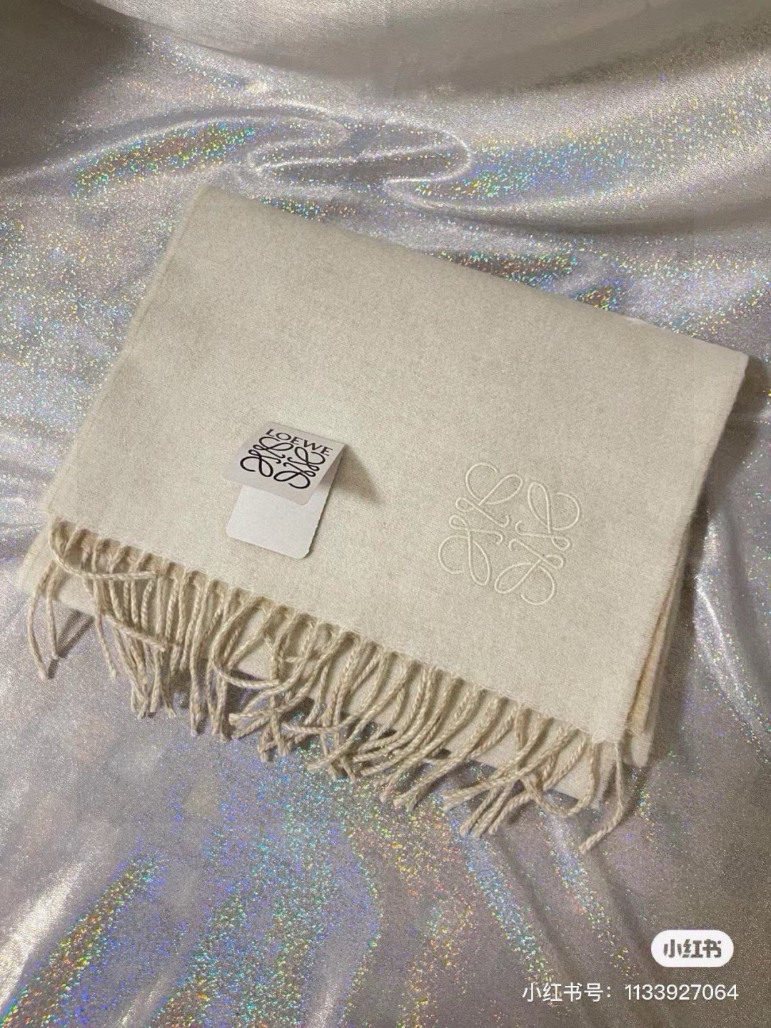 没见过吧，很少有人在柜里见过这条围巾😳当时发售的时候内地给的就特别少，原版是客户在日本中古店买到的❗所以