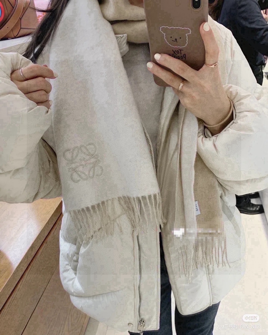 没见过吧，很少有人在柜里见过这条围巾😳当时发售的时候内地给的就特别少，原版是客户在日本中古店买到的❗所以