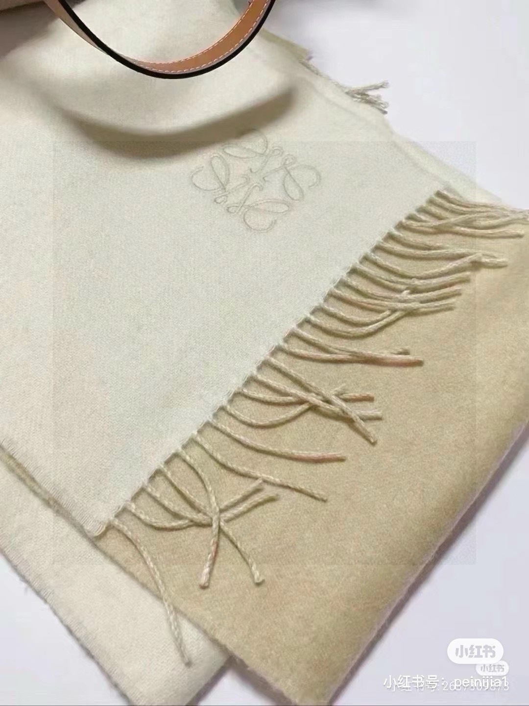 没见过吧，很少有人在柜里见过这条围巾😳当时发售的时候内地给的就特别少，原版是客户在日本中古店买到的❗所以