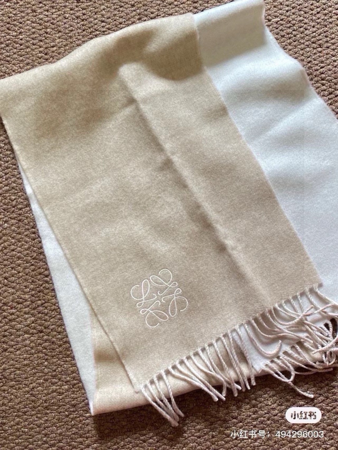 没见过吧，很少有人在柜里见过这条围巾😳当时发售的时候内地给的就特别少，原版是客户在日本中古店买到的❗所以