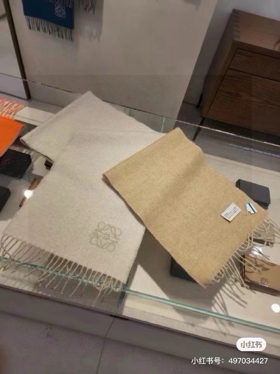 没见过吧，很少有人在柜里见过这条围巾😳当时发售的时候内地给的就特别少，原版是客户在日本中古店买到的❗所以