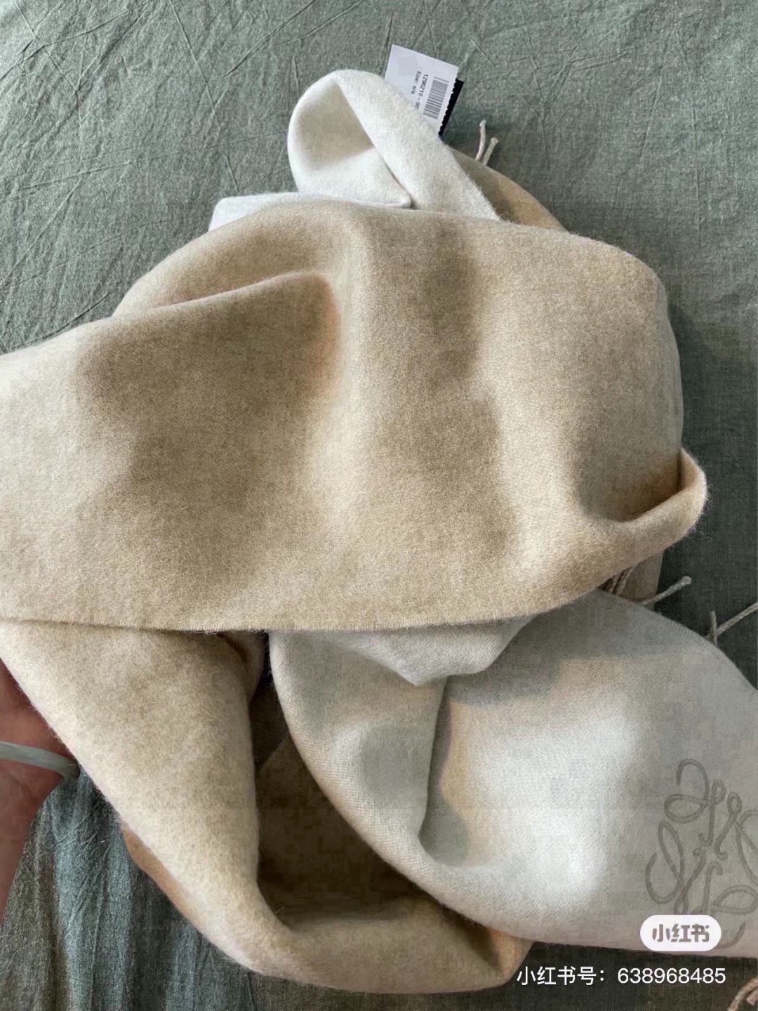 没见过吧，很少有人在柜里见过这条围巾😳当时发售的时候内地给的就特别少，原版是客户在日本中古店买到的❗所以