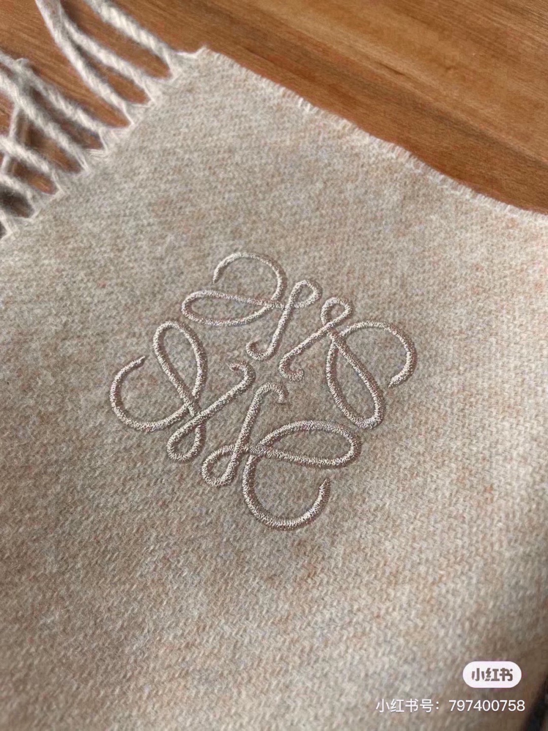 没见过吧，很少有人在柜里见过这条围巾😳当时发售的时候内地给的就特别少，原版是客户在日本中古店买到的❗所以