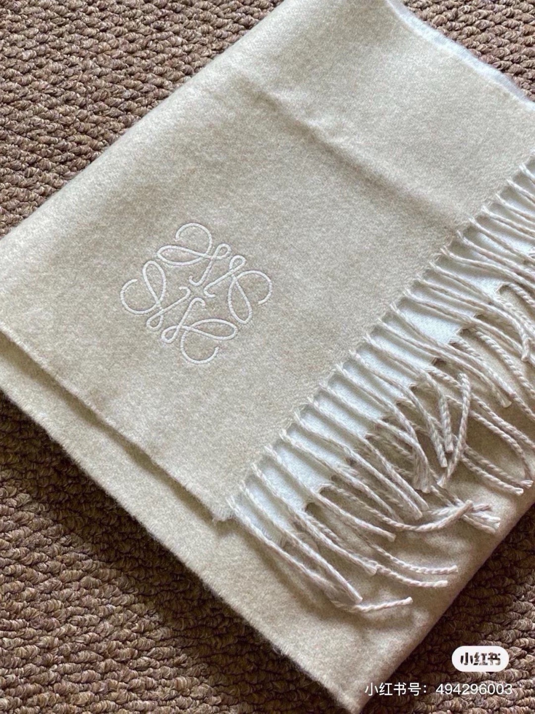 没见过吧，很少有人在柜里见过这条围巾😳当时发售的时候内地给的就特别少，原版是客户在日本中古店买到的❗所以