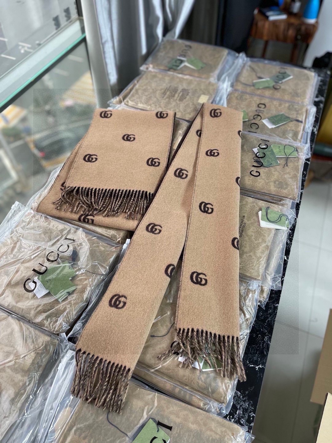 没见过吧，很少有人在柜里见过这条围巾😳当时发售的时候内地给的就特别少，原版是客户在日本中古店买到的❗所以