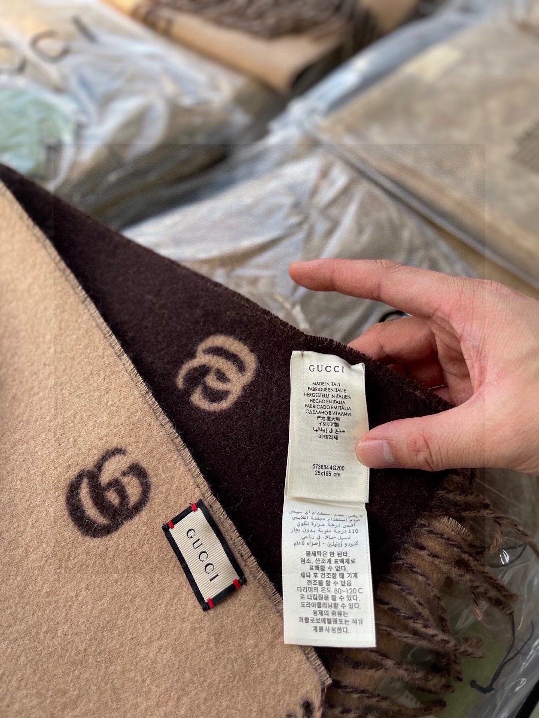 没见过吧，很少有人在柜里见过这条围巾😳当时发售的时候内地给的就特别少，原版是客户在日本中古店买到的❗所以