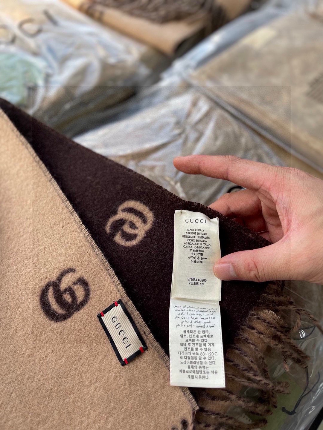 没见过吧，很少有人在柜里见过这条围巾😳当时发售的时候内地给的就特别少，原版是客户在日本中古店买到的❗所以