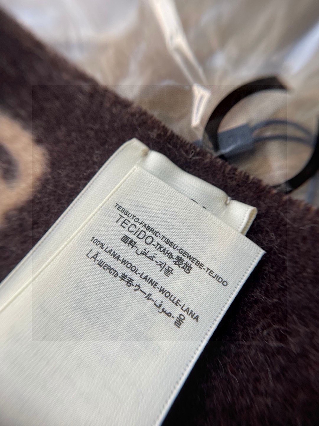 没见过吧，很少有人在柜里见过这条围巾😳当时发售的时候内地给的就特别少，原版是客户在日本中古店买到的❗所以