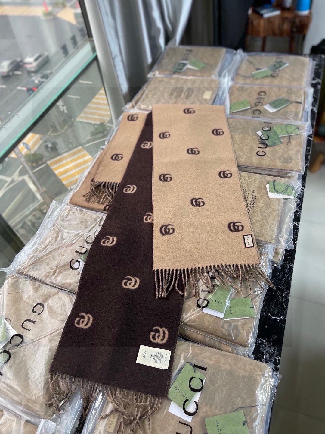 没见过吧，很少有人在柜里见过这条围巾😳当时发售的时候内地给的就特别少，原版是客户在日本中古店买到的❗所以