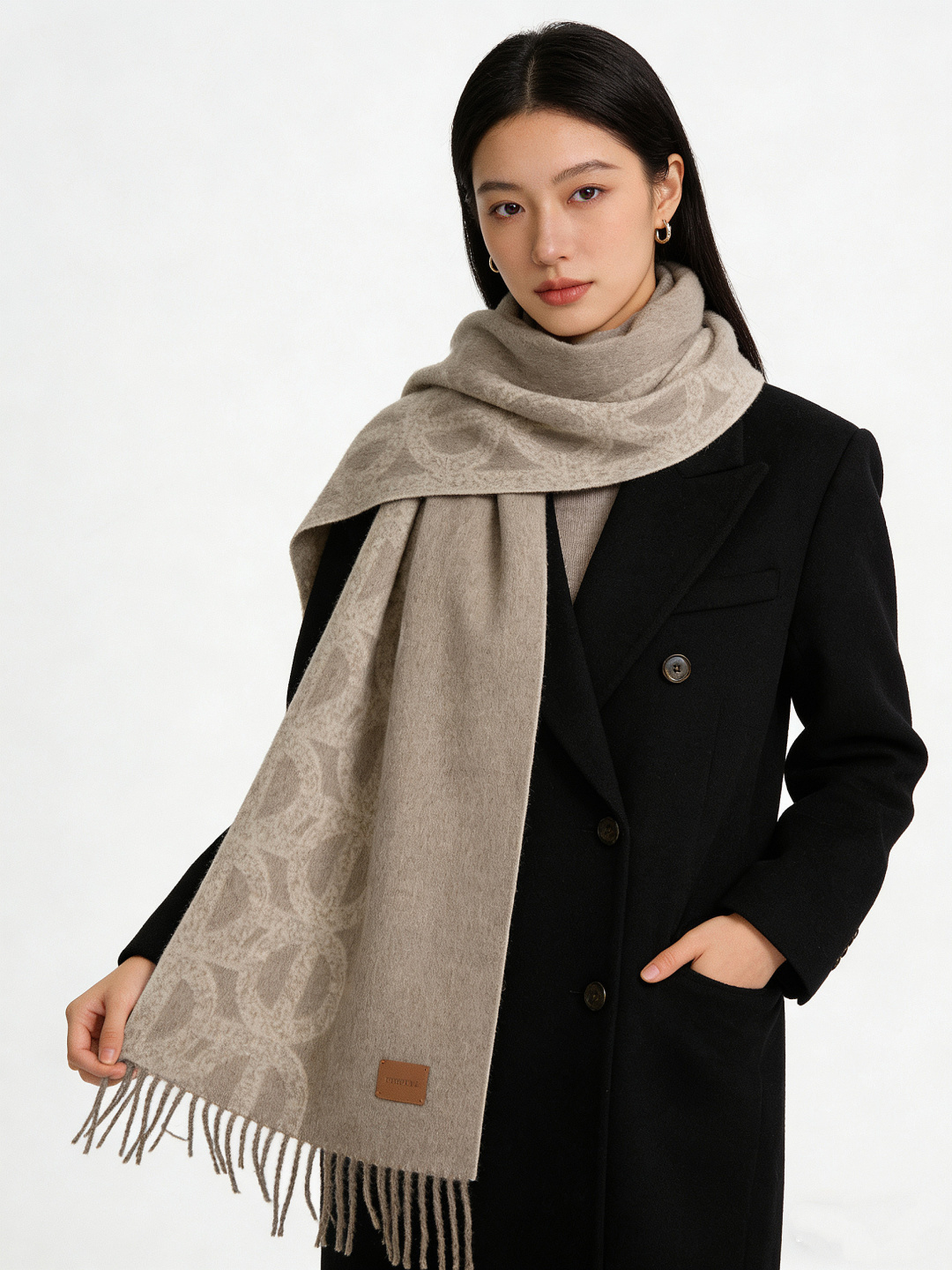 爱马仕👍巴黎时装展商务男士女士羊绒围巾。代工厂臻选上乘的超细羊绒纤维 进行纯手工精梳处理 耗时耗力 再以