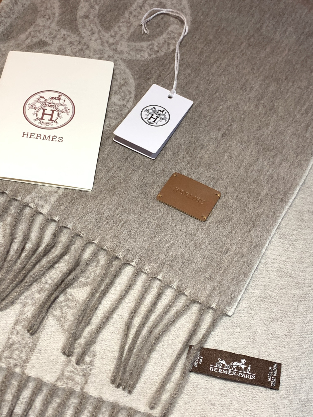 爱马仕👍巴黎时装展商务男士女士羊绒围巾。代工厂臻选上乘的超细羊绒纤维 进行纯手工精梳处理 耗时耗力 再以