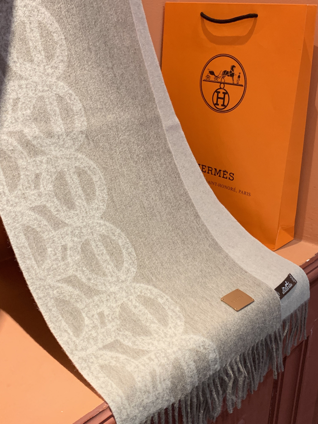 爱马仕👍巴黎时装展商务男士女士羊绒围巾。代工厂臻选上乘的超细羊绒纤维 进行纯手工精梳处理 耗时耗力 再以