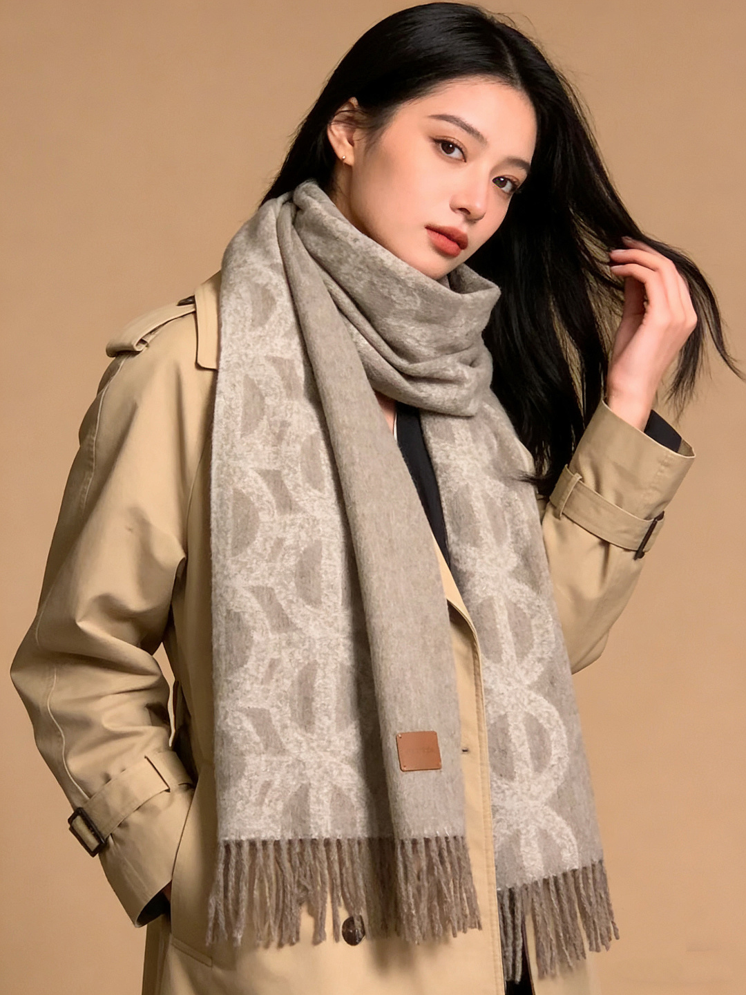 爱马仕👍巴黎时装展商务男士女士羊绒围巾。代工厂臻选上乘的超细羊绒纤维 进行纯手工精梳处理 耗时耗力 再以