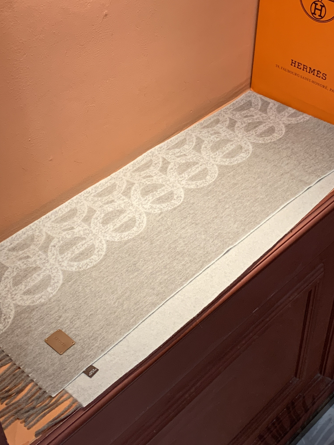 爱马仕👍巴黎时装展商务男士女士羊绒围巾。代工厂臻选上乘的超细羊绒纤维 进行纯手工精梳处理 耗时耗力 再以