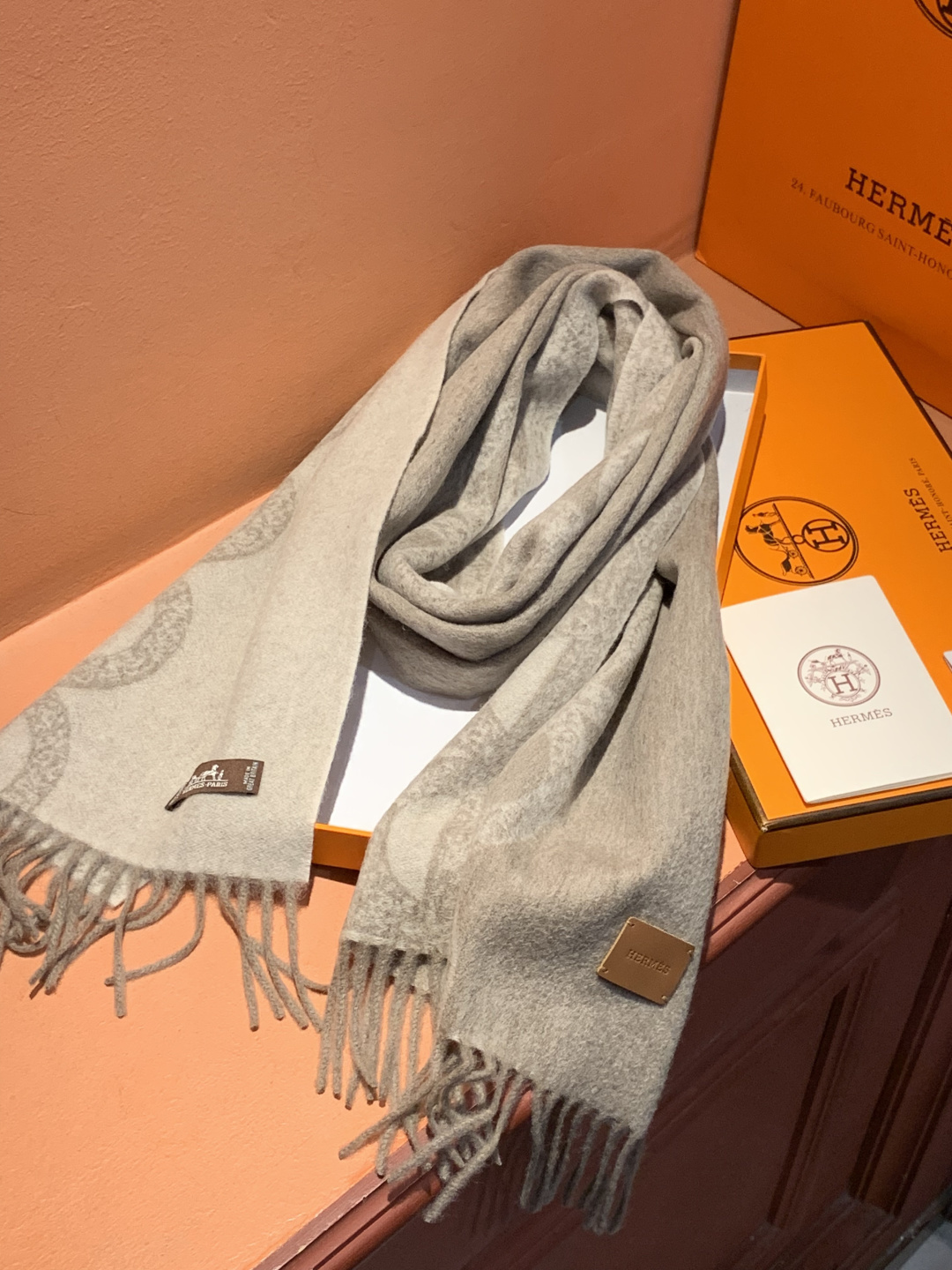 爱马仕👍巴黎时装展商务男士女士羊绒围巾。代工厂臻选上乘的超细羊绒纤维 进行纯手工精梳处理 耗时耗力 再以