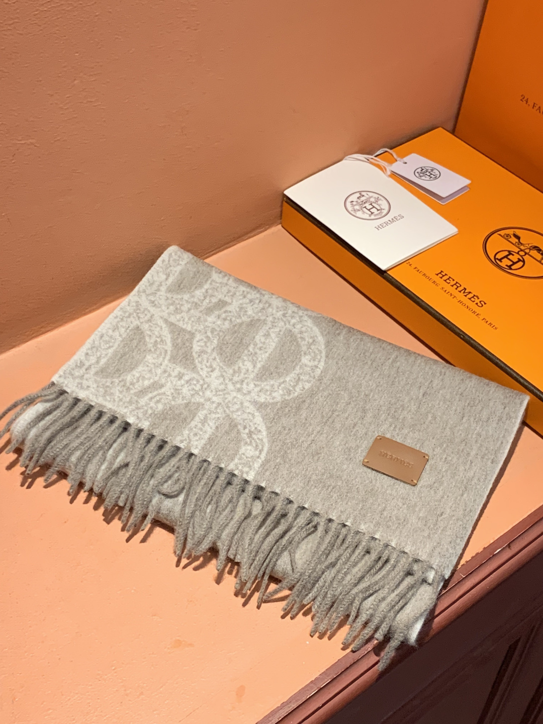 爱马仕👍巴黎时装展商务男士女士羊绒围巾。代工厂臻选上乘的超细羊绒纤维 进行纯手工精梳处理 耗时耗力 再以