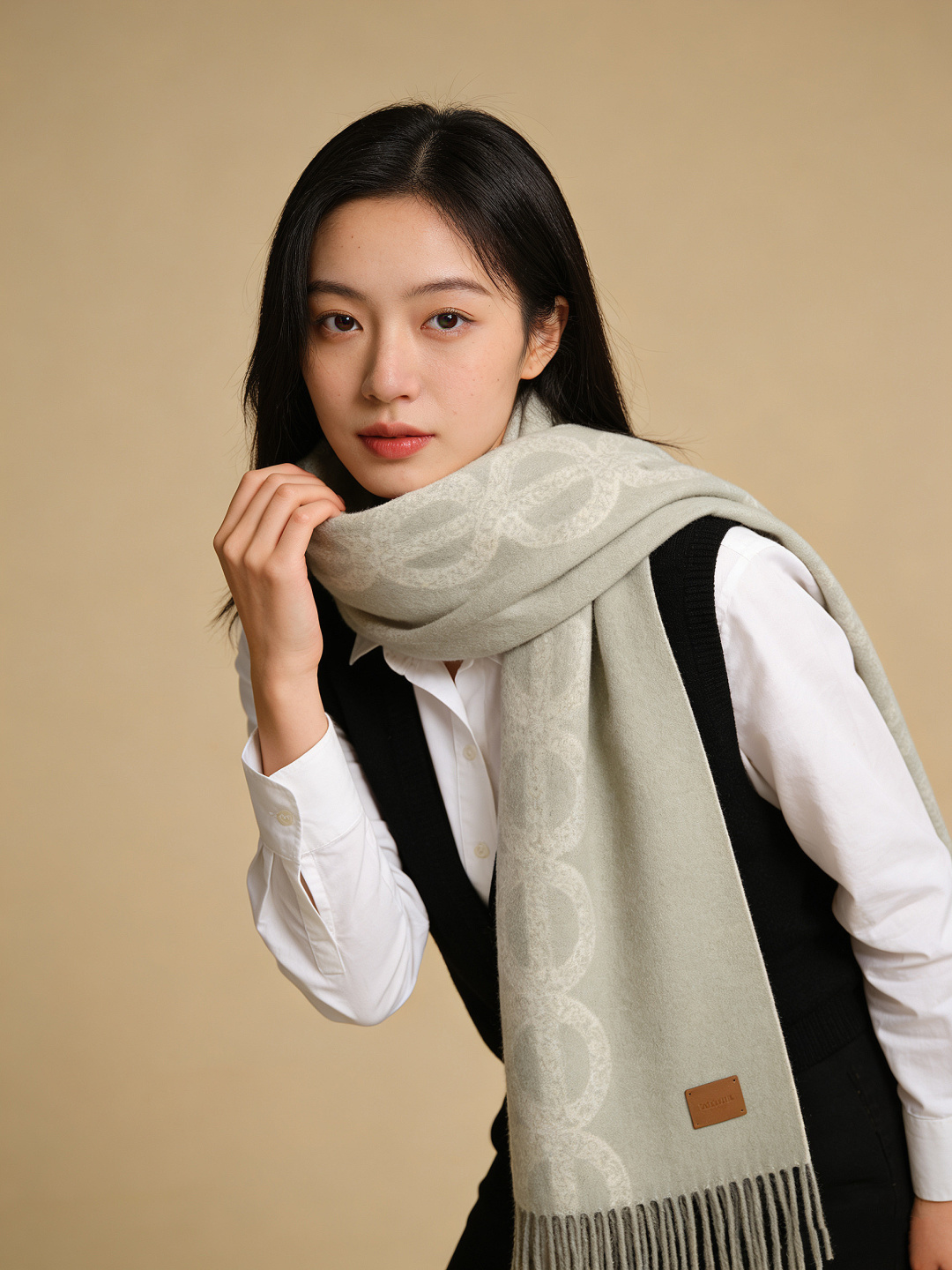 爱马仕👍巴黎时装展商务男士女士羊绒围巾。代工厂臻选上乘的超细羊绒纤维 进行纯手工精梳处理 耗时耗力 再以