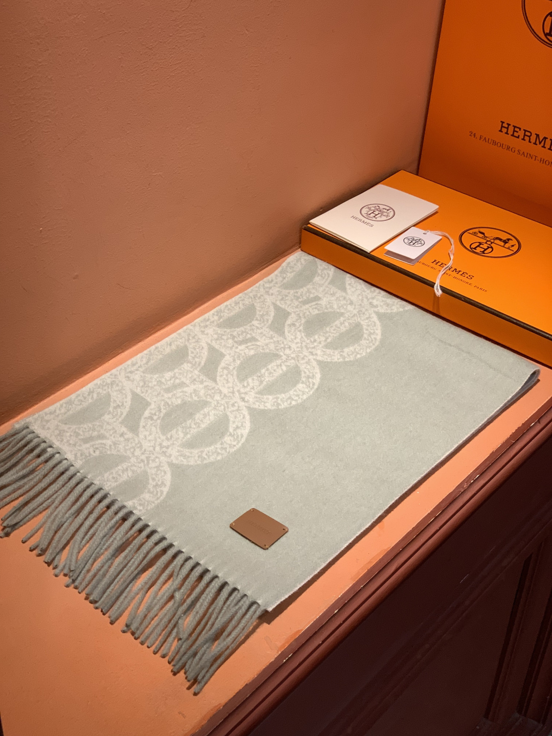 爱马仕👍巴黎时装展商务男士女士羊绒围巾。代工厂臻选上乘的超细羊绒纤维 进行纯手工精梳处理 耗时耗力 再以
