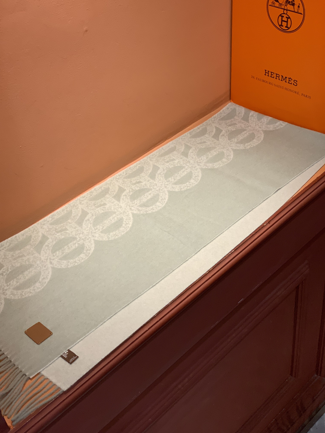 爱马仕👍巴黎时装展商务男士女士羊绒围巾。代工厂臻选上乘的超细羊绒纤维 进行纯手工精梳处理 耗时耗力 再以