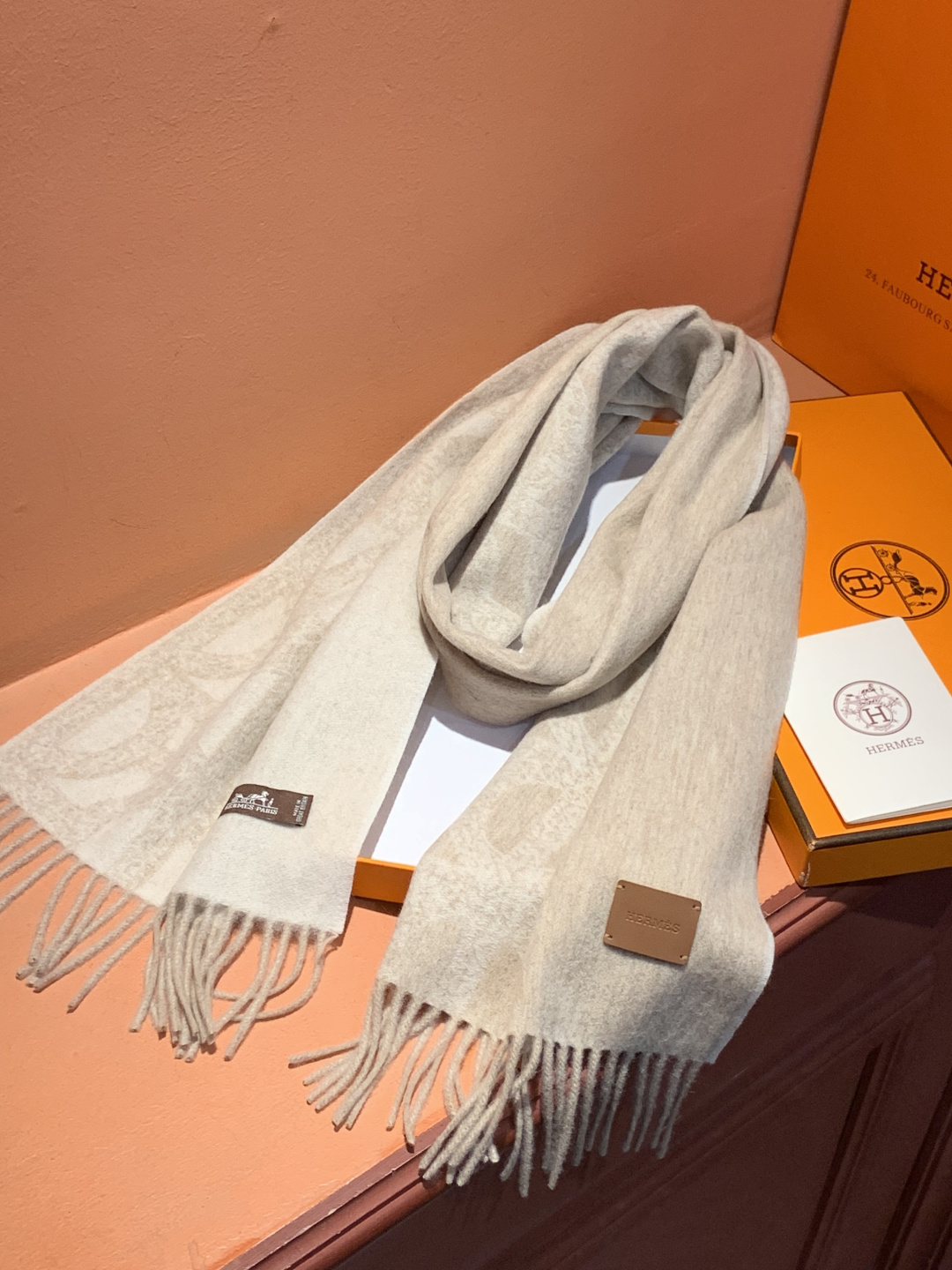 爱马仕👍巴黎时装展商务男士女士羊绒围巾。代工厂臻选上乘的超细羊绒纤维 进行纯手工精梳处理 耗时耗力 再以