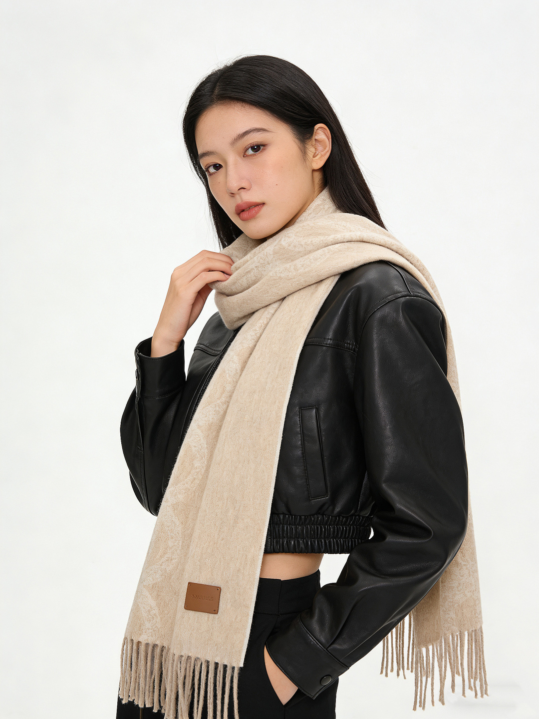 爱马仕👍巴黎时装展商务男士女士羊绒围巾。代工厂臻选上乘的超细羊绒纤维 进行纯手工精梳处理 耗时耗力 再以