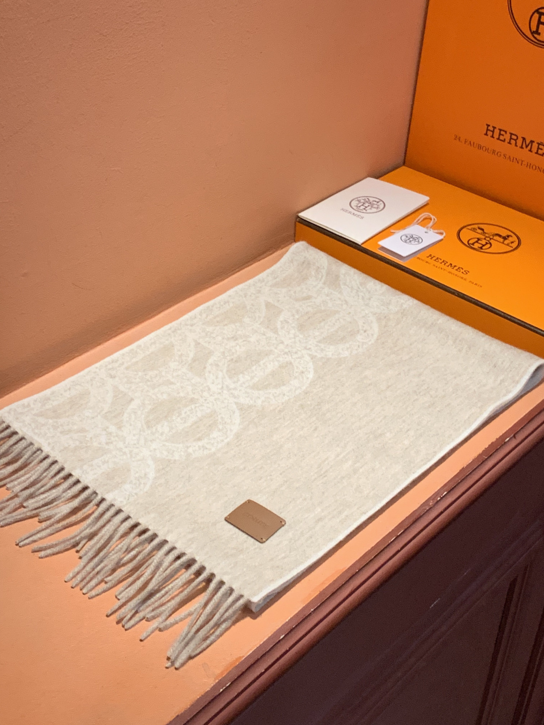 爱马仕👍巴黎时装展商务男士女士羊绒围巾。代工厂臻选上乘的超细羊绒纤维 进行纯手工精梳处理 耗时耗力 再以