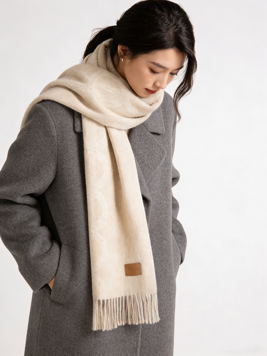 爱马仕👍巴黎时装展商务男士女士羊绒围巾。代工厂臻选上乘的超细羊绒纤维 进行纯手工精梳处理 耗时耗力 再以