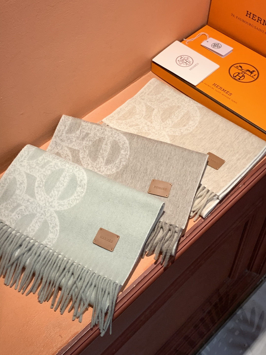 爱马仕👍巴黎时装展商务男士女士羊绒围巾。代工厂臻选上乘的超细羊绒纤维 进行纯手工精梳处理 耗时耗力 再以