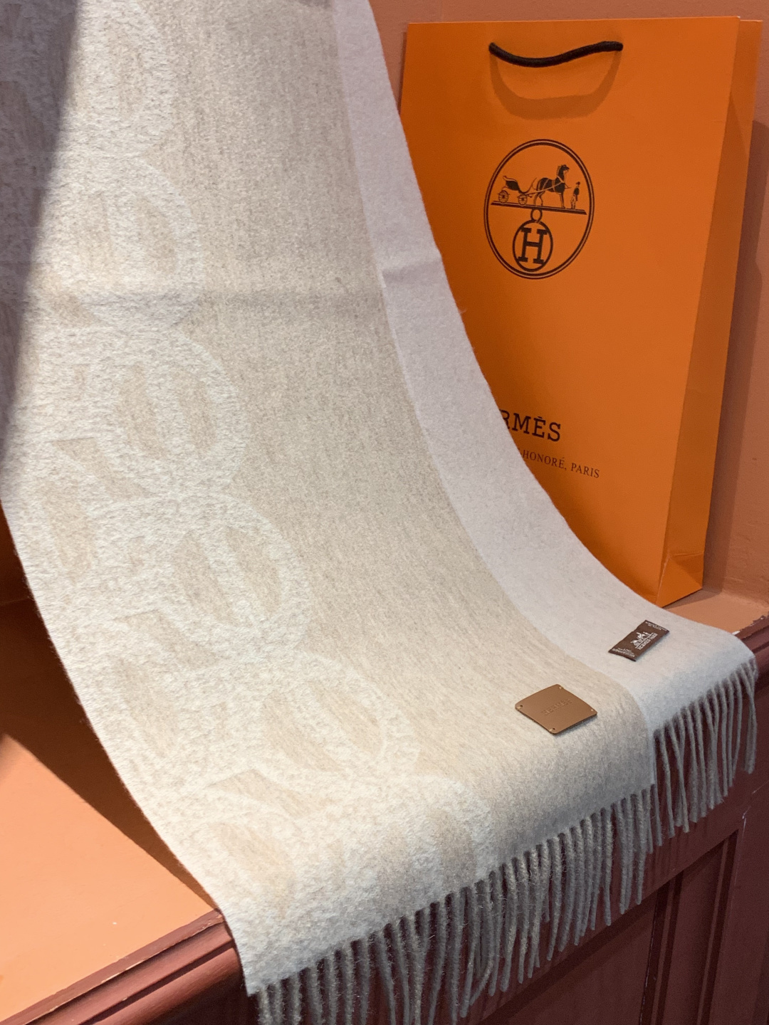 爱马仕👍巴黎时装展商务男士女士羊绒围巾。代工厂臻选上乘的超细羊绒纤维 进行纯手工精梳处理 耗时耗力 再以