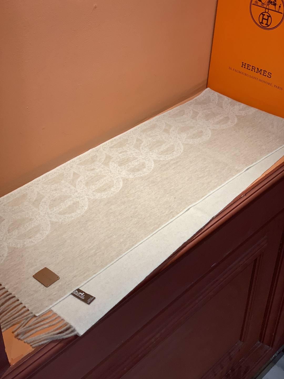 爱马仕👍巴黎时装展商务男士女士羊绒围巾。代工厂臻选上乘的超细羊绒纤维 进行纯手工精梳处理 耗时耗力 再以