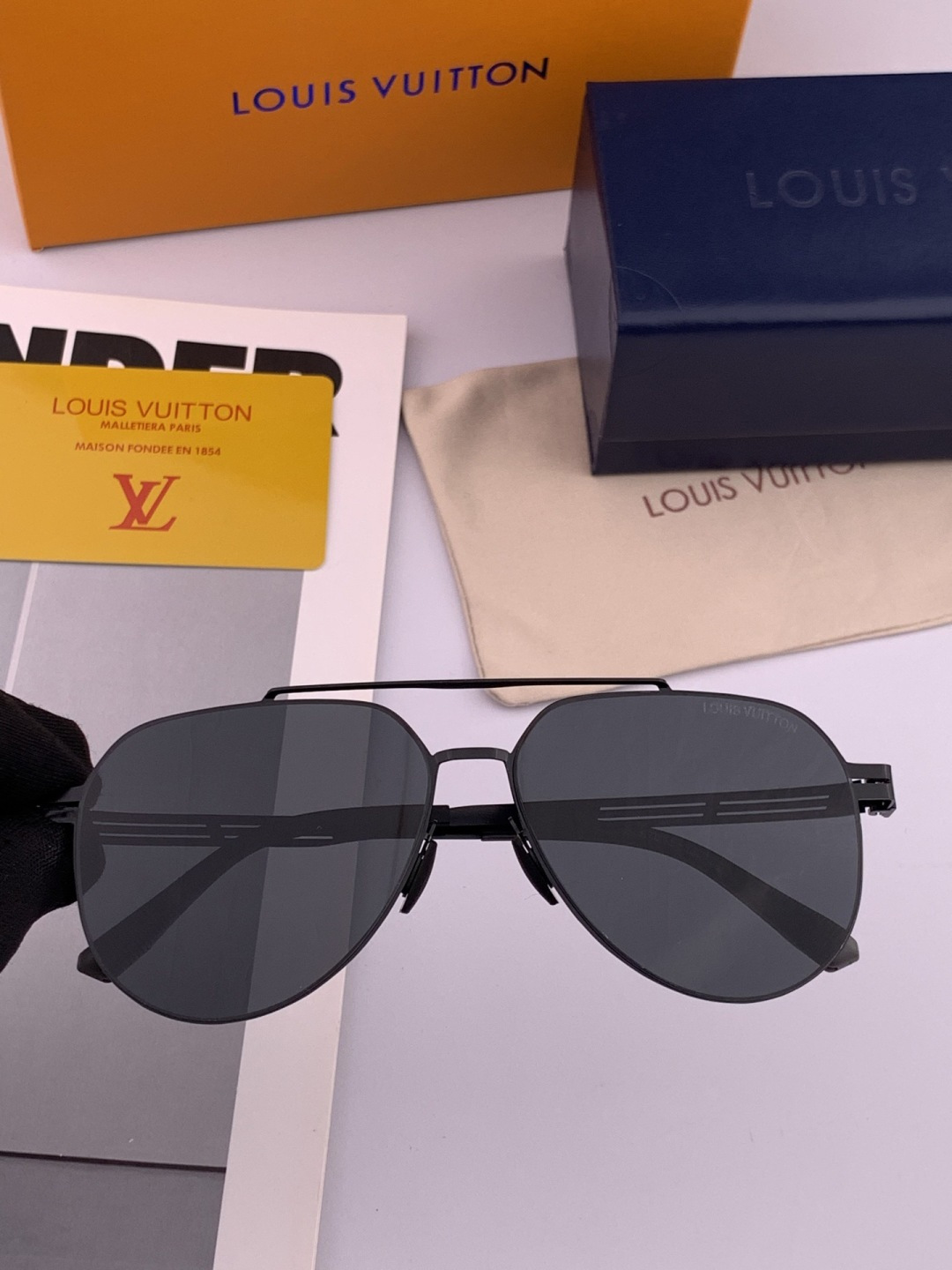 ♦️LV 2025新款男女情侣款太阳镜多边形墨镜iP电镀永不褪色 超轻超有弹性整幅眼镜无螺丝重要的是压不