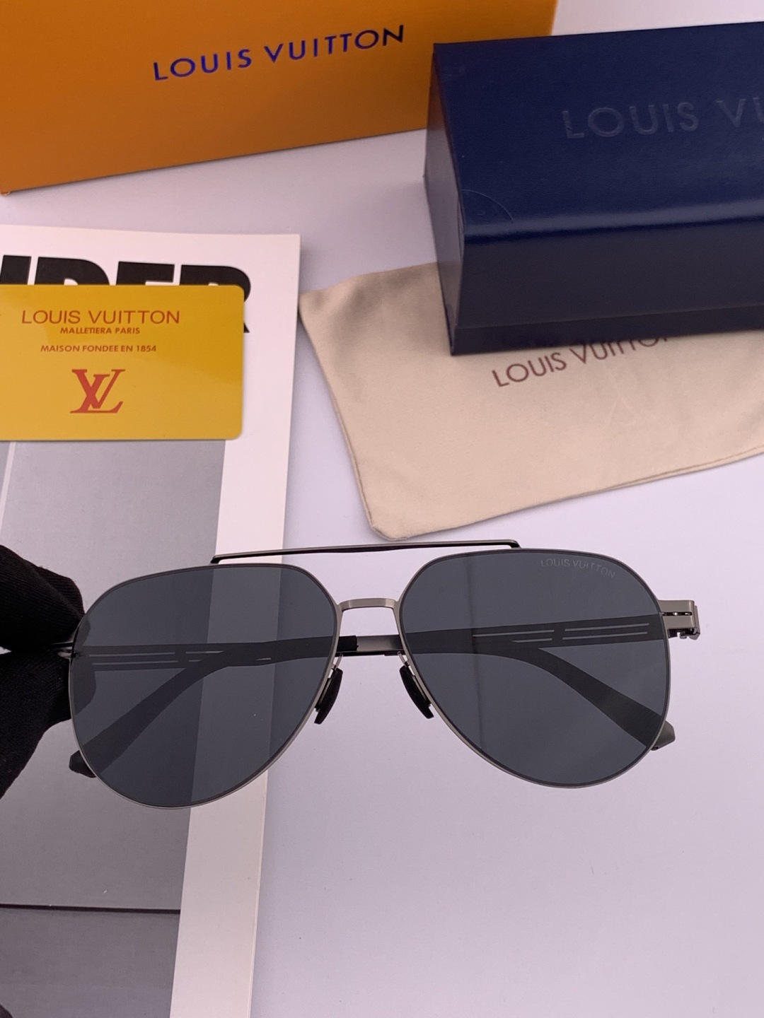 ♦️LV 2025新款男女情侣款太阳镜多边形墨镜iP电镀永不褪色 超轻超有弹性整幅眼镜无螺丝重要的是压不