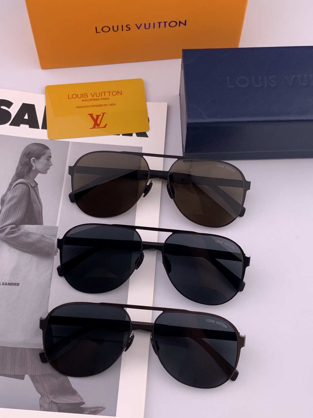 LV 男款炫彩飞行员偏光太阳镜 ❤️材质：高清尼龙加厚卡槽高清偏光镜片 🌹无边框镜架💕颜👍型号：L789