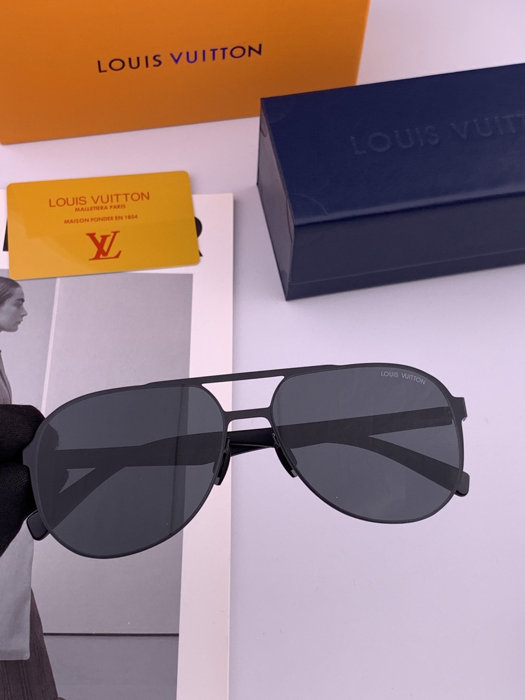 LV 男款炫彩飞行员偏光太阳镜 ❤️材质：高清尼龙加厚卡槽高清偏光镜片 🌹无边框镜架💕颜👍型号：L789