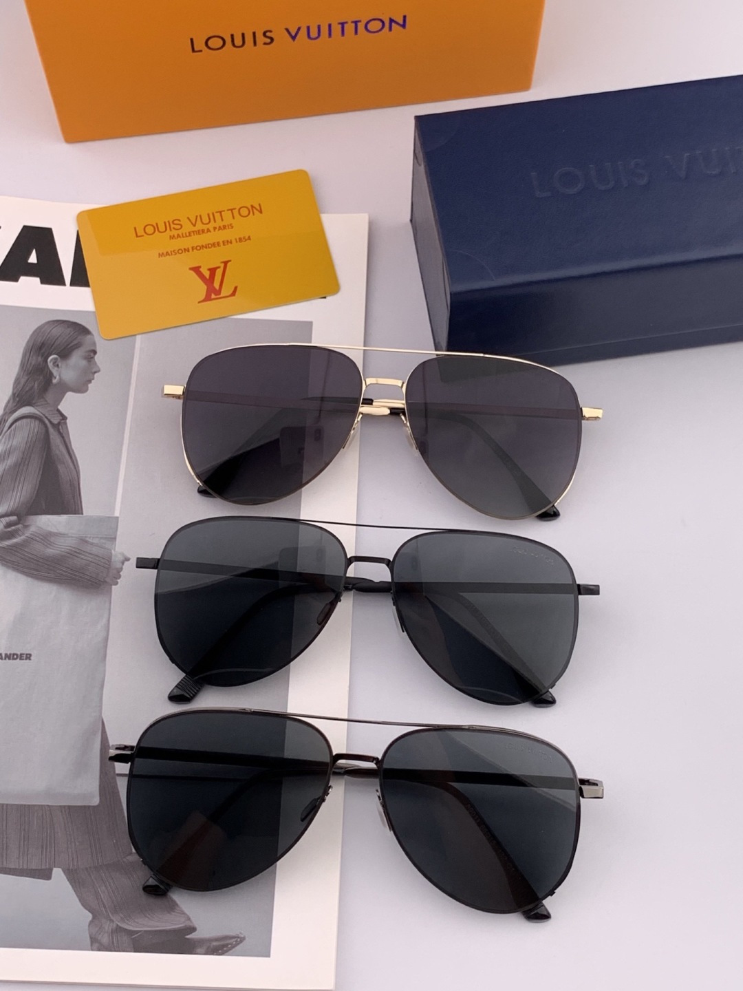 LV 男款炫彩飞行员偏光太阳镜 ❤️材质：高清尼龙加厚卡槽高清偏光镜片 🌹无边框镜架💕颜👍型号：L189