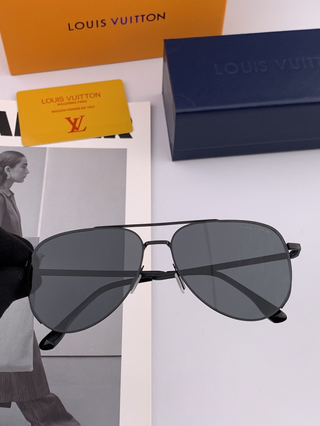 LV 男款炫彩飞行员偏光太阳镜 ❤️材质：高清尼龙加厚卡槽高清偏光镜片 🌹无边框镜架💕颜👍型号：L189