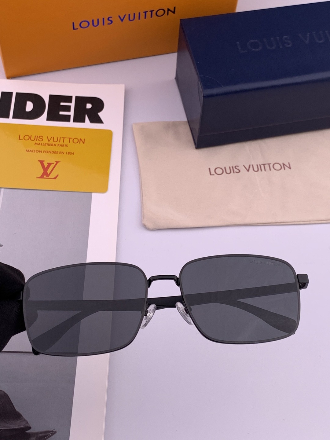 LV 男款炫彩飞行员偏光太阳镜 ❤️材质：高清尼龙加厚卡槽高清偏光镜片 🌹无边框镜架💕颜👍型号：L989