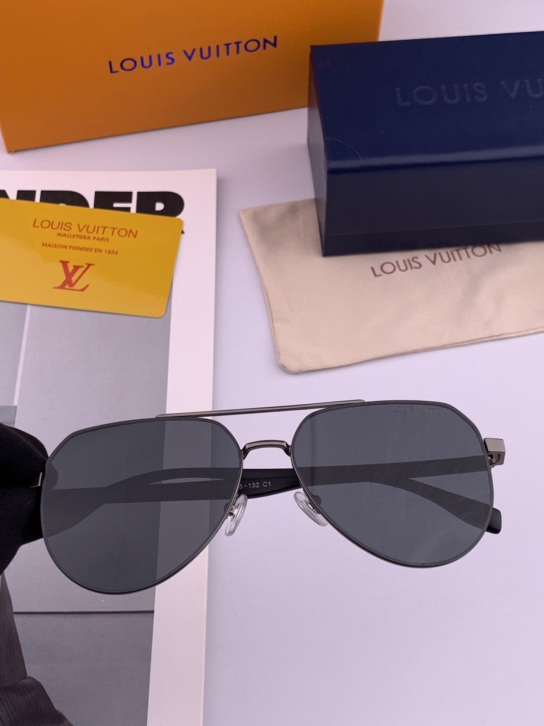 LV 男款炫彩飞行员偏光太阳镜 ❤️材质：高清尼龙加厚卡槽高清偏光镜片 🌹无边框镜架💕颜👍型号：L089