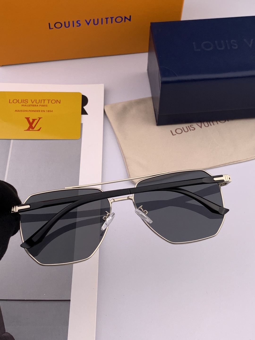 LV 男款炫彩飞行员偏光太阳镜 ❤️材质：高清尼龙加厚卡槽高清偏光镜片 🌹无边框镜架💕颜👍型号：L889