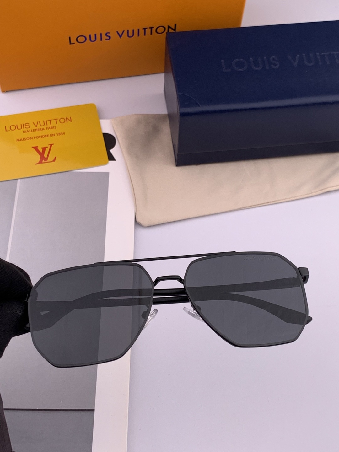 LV 男款炫彩飞行员偏光太阳镜 ❤️材质：高清尼龙加厚卡槽高清偏光镜片 🌹无边框镜架💕颜👍型号：L889