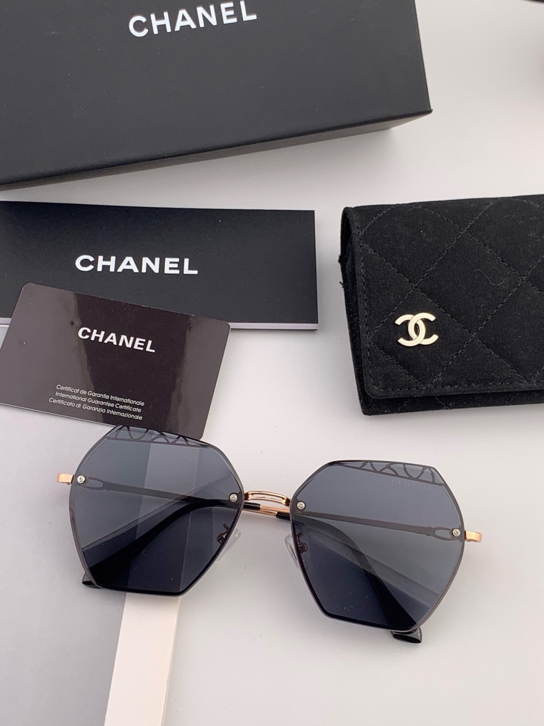 新品CHANEL 香奈儿太阳镜以独特魅力和前卫风格诠释春夏最新眼镜，质感超好佩带舒适 型号：CH7067