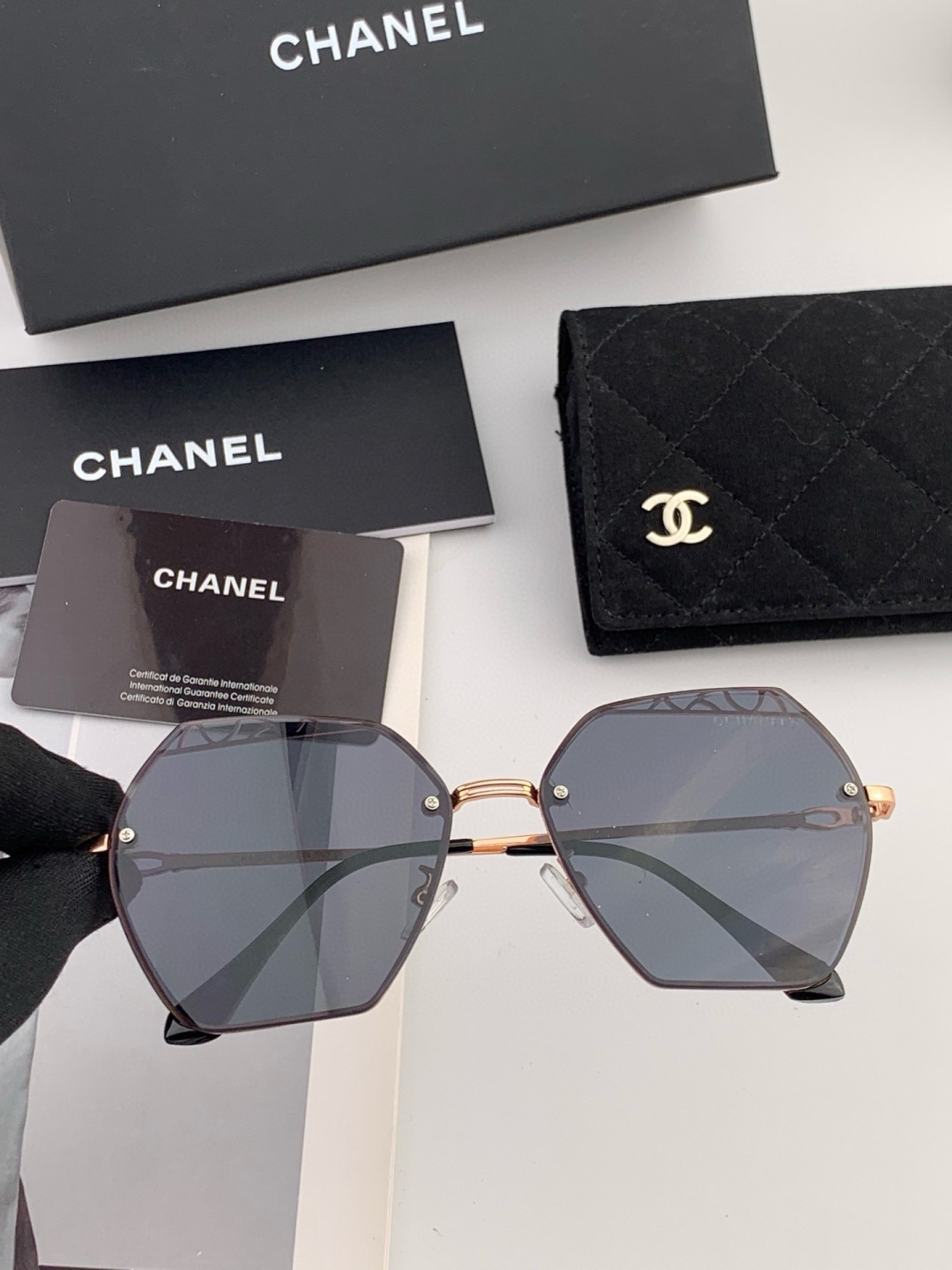 新品CHANEL 香奈儿太阳镜以独特魅力和前卫风格诠释春夏最新眼镜，质感超好佩带舒适 型号：CH7067