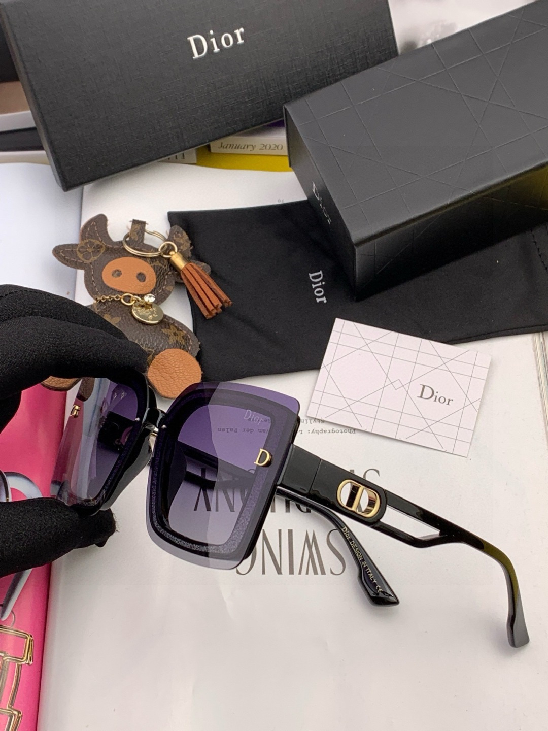 Dior2025新款偏光太阳镜 款式多 。经典的方框设计，不挑脸型，无论搭配大衣还是连衣裙都非常显气质 