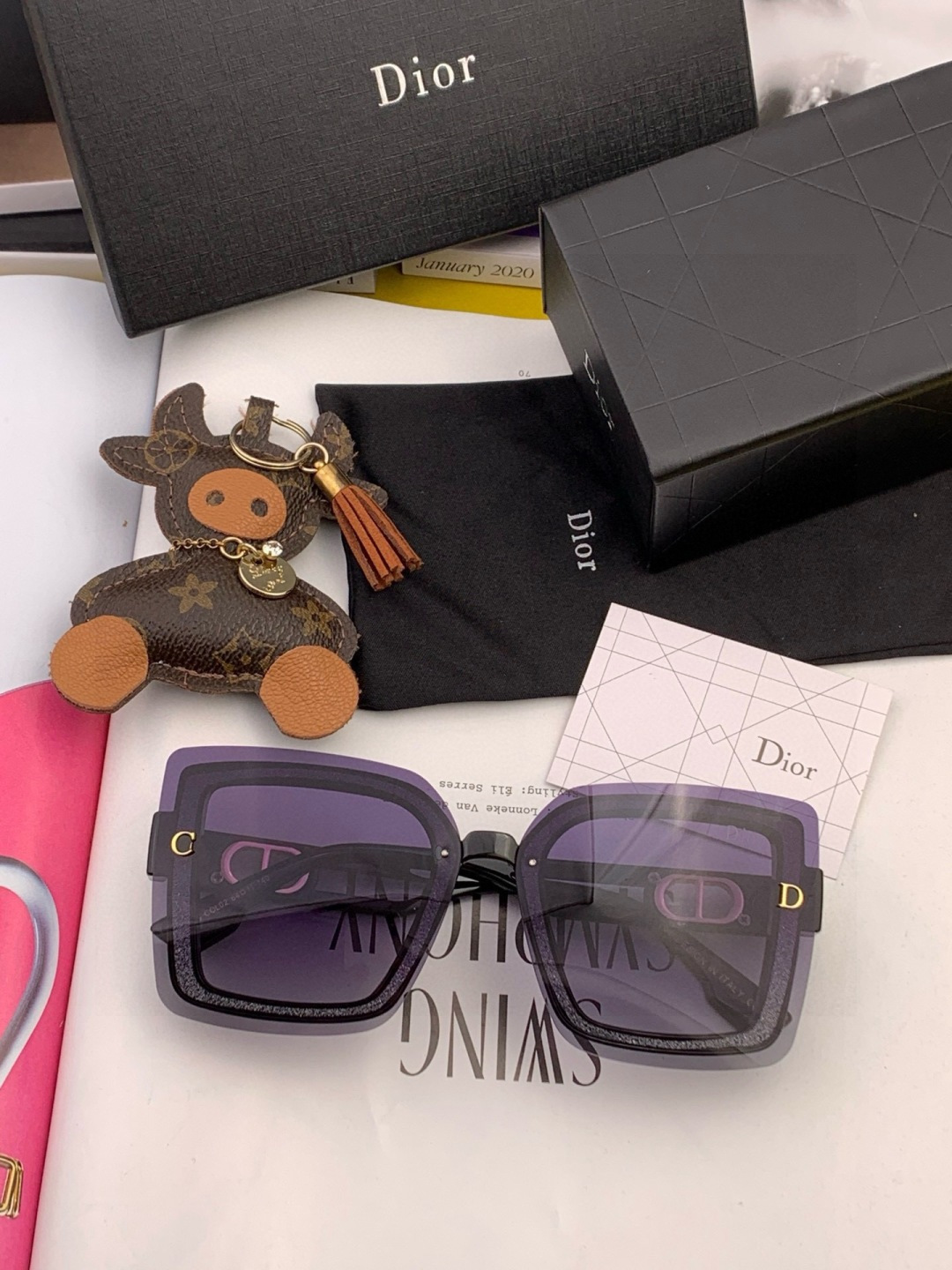 Dior2025新款偏光太阳镜 款式多 。经典的方框设计，不挑脸型，无论搭配大衣还是连衣裙都非常显气质 