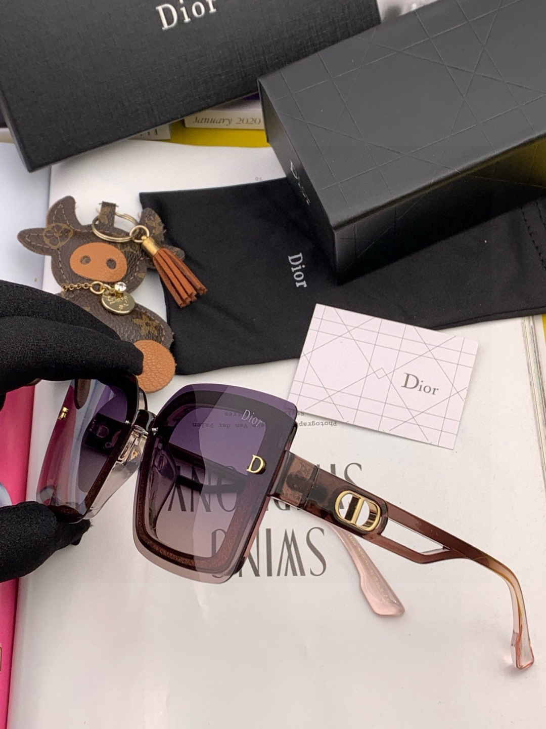 Dior2025新款偏光太阳镜 款式多 。经典的方框设计，不挑脸型，无论搭配大衣还是连衣裙都非常显气质 