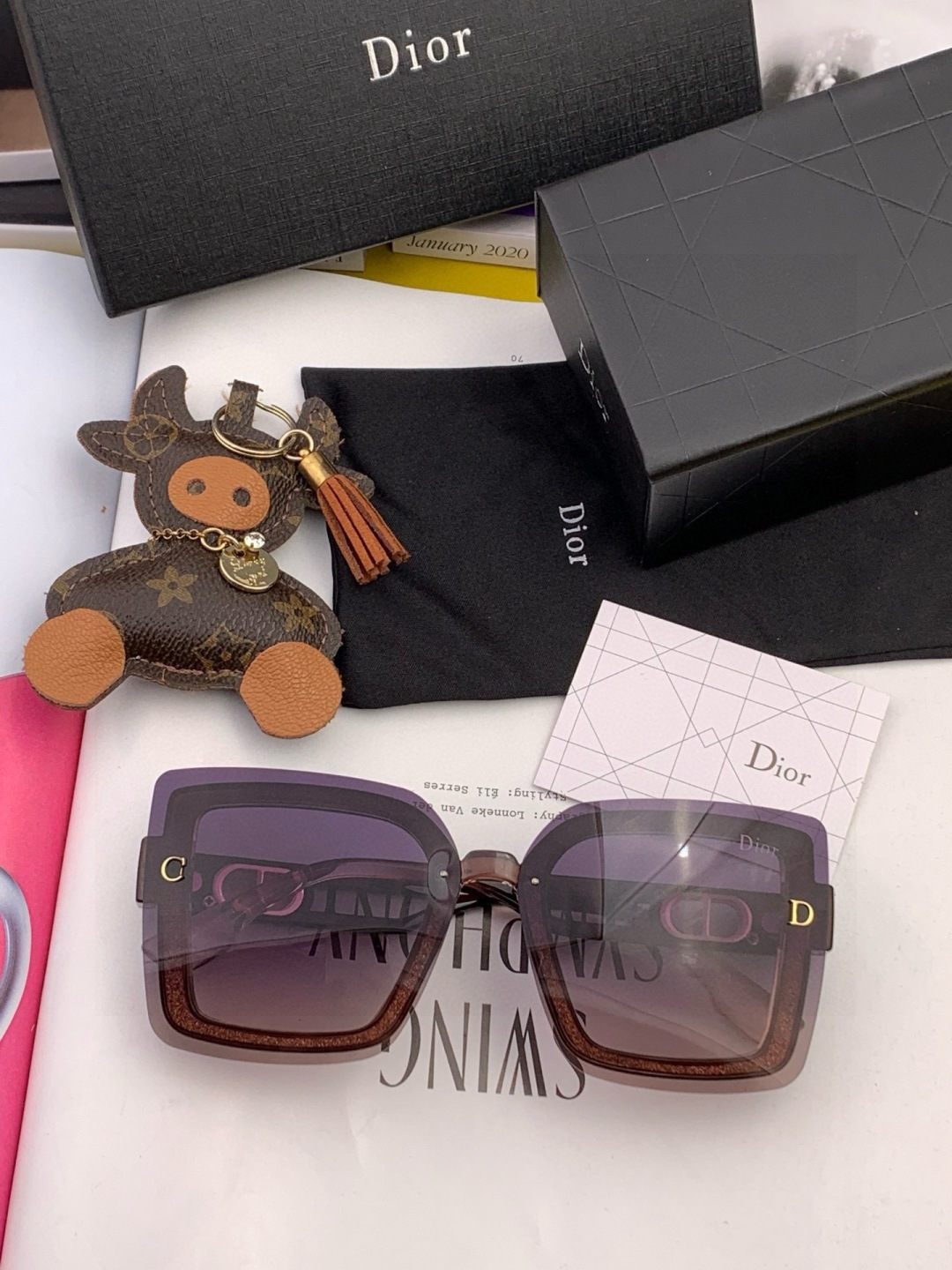 Dior2025新款偏光太阳镜 款式多 。经典的方框设计，不挑脸型，无论搭配大衣还是连衣裙都非常显气质 