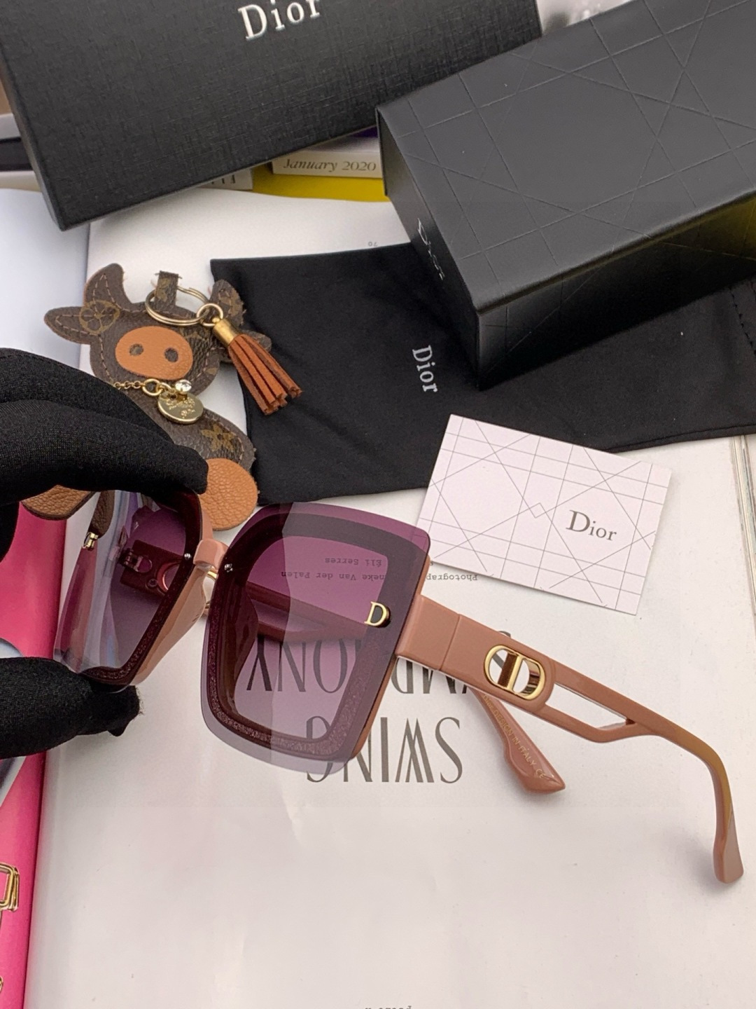 Dior2025新款偏光太阳镜 款式多 。经典的方框设计，不挑脸型，无论搭配大衣还是连衣裙都非常显气质 