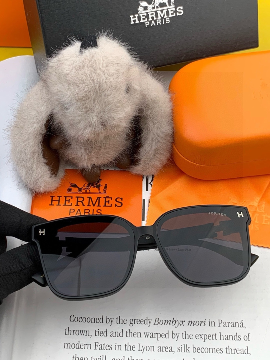 爱马仕 经典的方框设计，不挑脸型，无论搭配大衣还是连衣裙都非常显气质镜片预防紫外线 型号：H0503