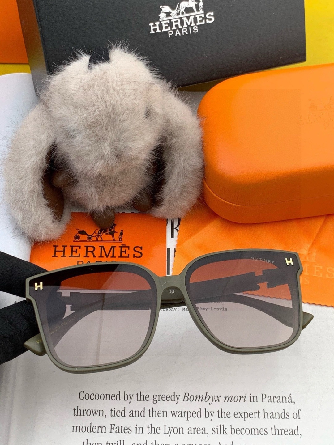 爱马仕 经典的方框设计，不挑脸型，无论搭配大衣还是连衣裙都非常显气质镜片预防紫外线 型号：H0503